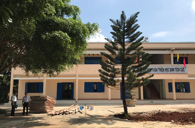 Công trình Trường THCS Nguyễn Tất Thành (huyện Cư M'gar) đang agaps rút haofn thành 