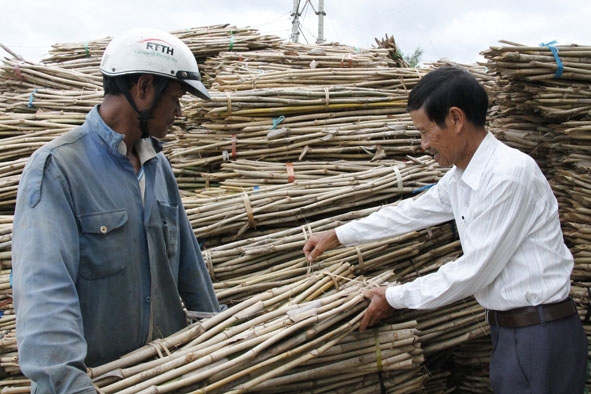 Ông Nguyễn Văn Bài (bìa phải) bàn giao  sản phẩm le  cho khách hàng.