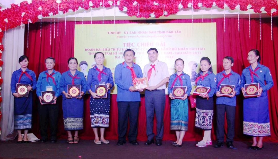 Phó Bí thư Tỉnh ủy Trần Quốc Cường tặng quà lưu niệm cho Đoànthiếu nhi nước Cộng hòa Dân chủ nhân dân (CHDCND) Lào