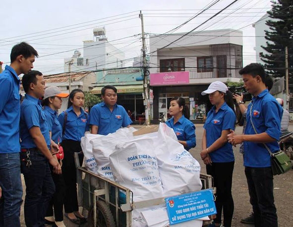 Đoàn viên, thanh niên phường Tự An thu gom rác thải tái sử dụng. 