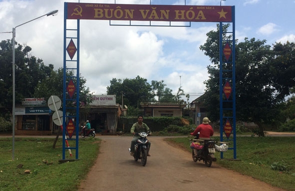 Người điều khiển xe gắn máy không đội mũ bảo hiểm trên tuyến đường buôn Sah A, xã Ea Tul (huyện Cư M’gar).