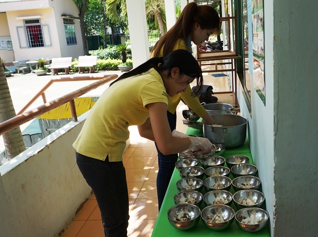 Giáo viên mầm non chuẩn bị bữa trưa cho các cháu. (Ảnh minh họa)