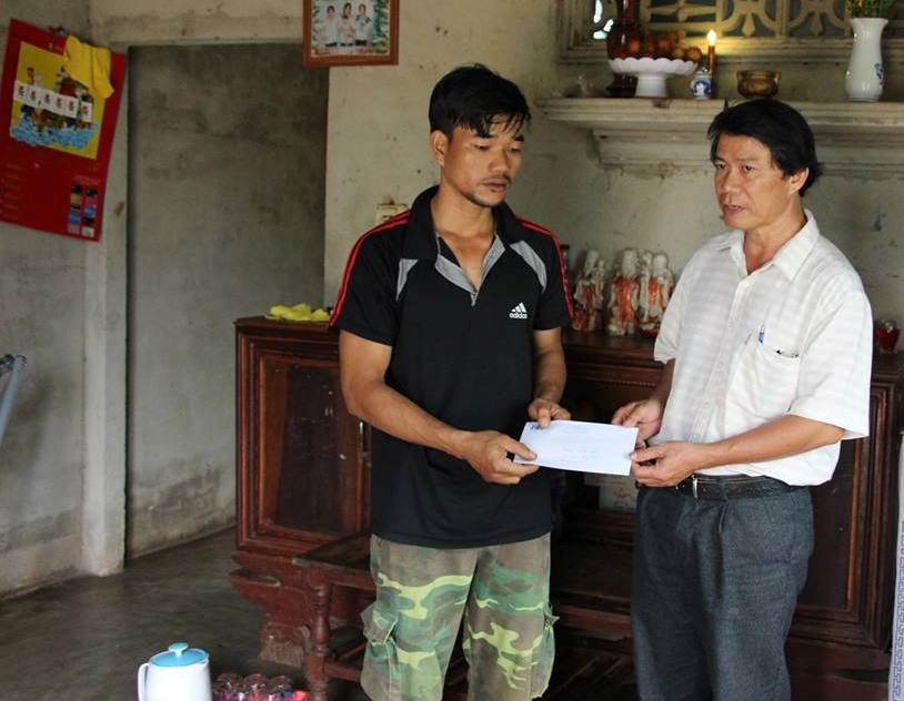 Đại diện Ban An toàn giao thông tỉnh thăm hỏi, trao tiền hỗ trợ gia đình anh Phạm Minh Liêm.