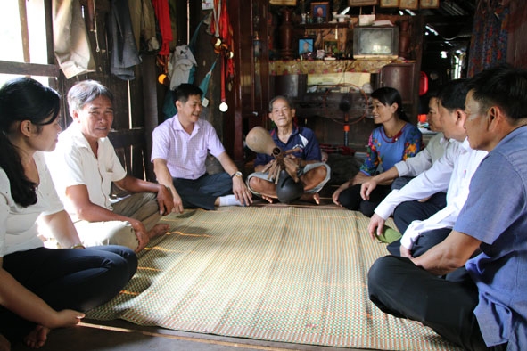 Bí thư Huyện ủy Ea Súp Nguyễn Hoàng Giang (thứ 3 từ trái sang) trò chuyện, thăm hỏi bà con dân tộc thiểu số  ở buôn M’tha, xã Ea Rốk.    Ảnh: N. Hoa
