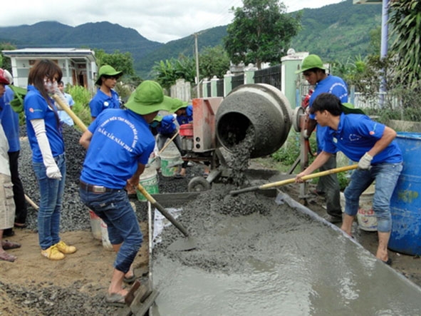 Đoàn viên, thanh niên xã Hòa Sơn (huyện Krông Bông) tham gia làm đường giao thông nông thôn.