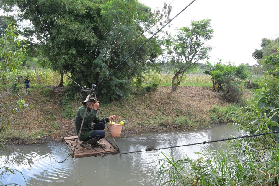 Người dân sử dụng cáp treo qua suối.