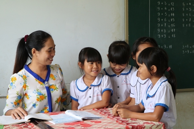 Cô và trò Trường Tiểu học Lý Tự Trọng (huyện Krông Pắc). Ảnh minh họa