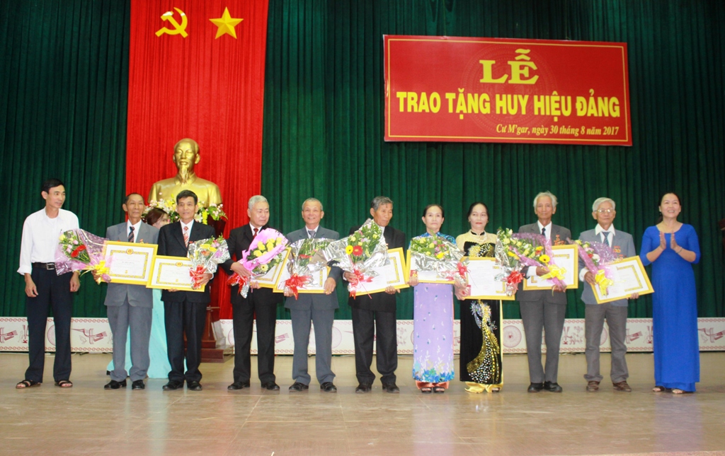 Các đảng viên vinh dự được nhận Huy hiệu 45 năm tuổi Đảng.