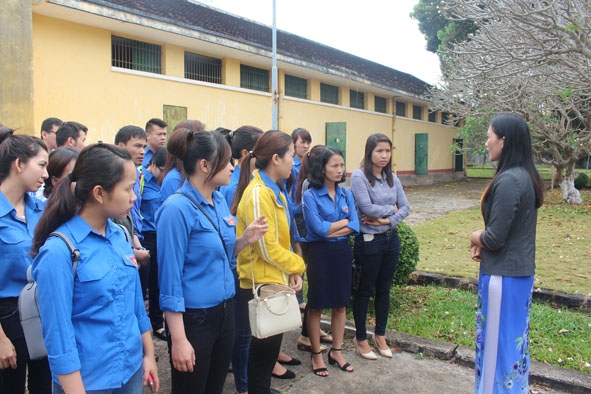 Đoàn viên thanh niên tham quan di tích lịch sử Nhà đày Buôn Ma Thuột.  Ảnh: V. Anh