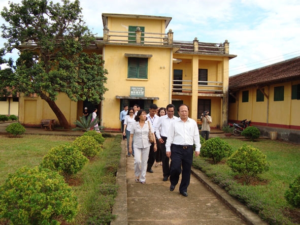 Khách tham quan Nhà đày Buôn Ma Thuột.