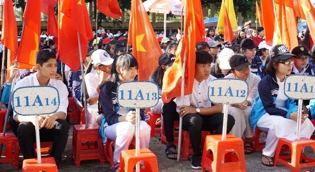 Gần 1.600 học sinh Trường THPT Krông Bông tham dự Lễ khai giảng năm học 2017 – 2018. 
