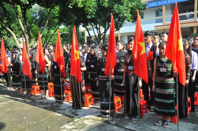 Học sinh Trường THPT Dân tộc nội trú Nơ Trang Lơng trong Lễ khai giảng năm học mới 2017-2018.