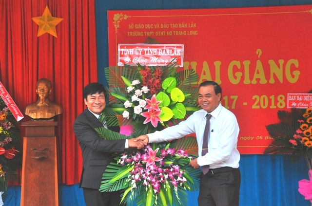 Bí thư Tỉnh ủy Êban Y Phu tặng hoa chúc mừng thầy và trò Trường THPT Dân tộc nội trú Nơ Trang Lơng