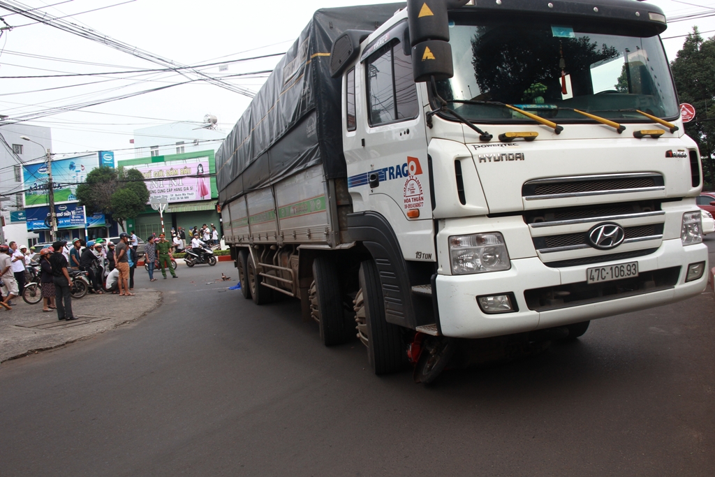 Một vụ tai nạn do xe tải gây ra trên đoạn đường Lê Thánh Tông - Trần Hưng Đạo (TP. Buôn Ma Thuột) vào giờ cao điểm. 