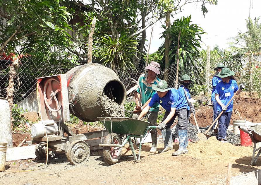 Thanh niên tình nguyện làm đường giao thông nông thôn tại xã Tam Giang, huyện Krông Năng