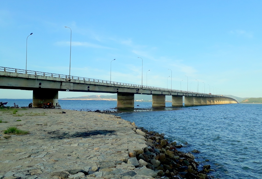 Đầm Thị Nại và cây cầu vượt biển dài nhất Việt Nam.  