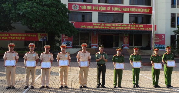 Lãnh đạo Công an tỉnh trao Giấy khen cho CBCS Phòng Cảnh sát Quản lý Hành chính về Trật tự Xã hội  và Phòng Cảnh sát Giao thông.