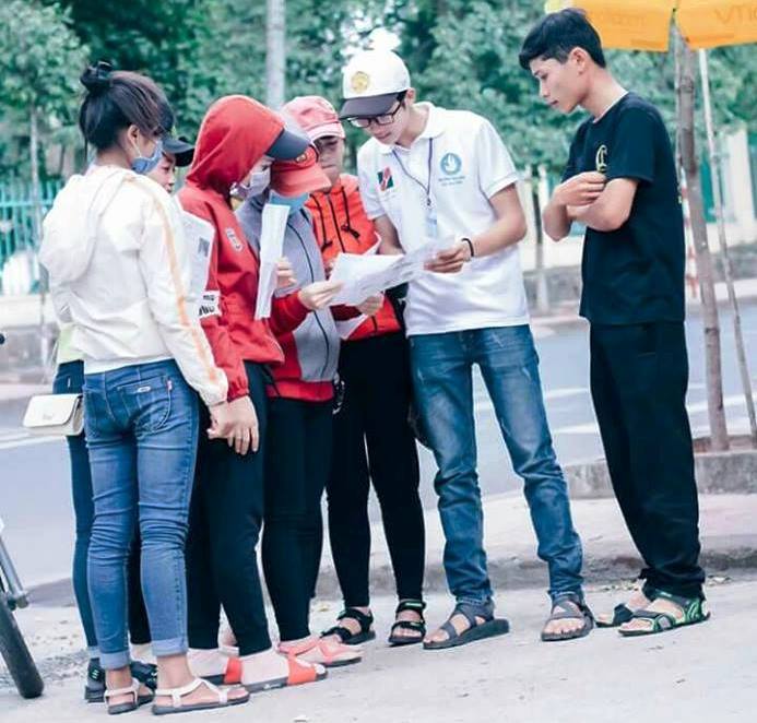 Sinh viên tình nguyện Trường Đại học Tây Nguyên tư vấn cho thí sinh trong ỳ thi THPt quốc gia năm 2017