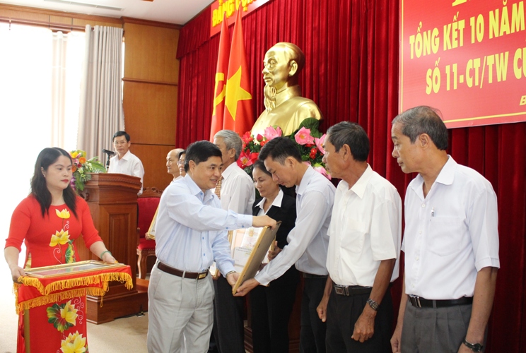 Phó Bí thư Thường trực Tỉnh ủy Phạm Minh Tấn trao Bằng khen tặng các tập thể đạt thành tích xuất sắc trong thực hiện Chỉ thị số 11 của Bộ Chính trị. 