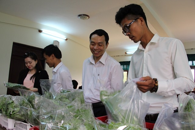 Các đại biểu tìm hiểu về sản phẩm rau VietGAP bên thềm Hội nghị
