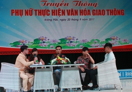 Giao lưu với nạn nhân và người thân của nạn nhân tai nạn giao thông. 