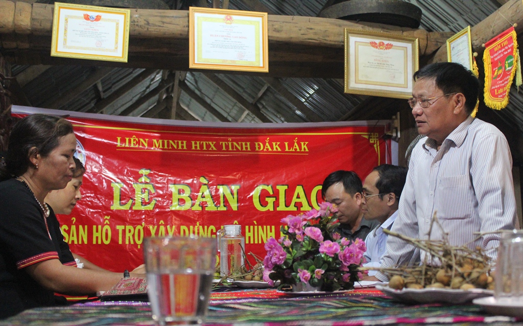 Đại diện Liên minh HTX tỉnh thông tin về chương trình hỗ trợ các HTX điển hình