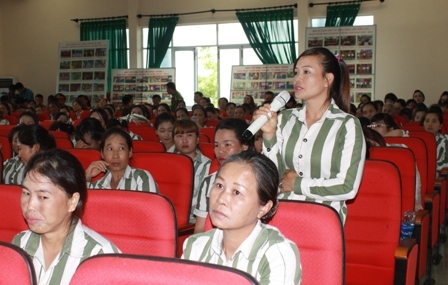 Phạm nhân Nguyễn Thị Đoan, đội 9, phân trại số 2 tham gia trả lời câu hỏi tình huống. 