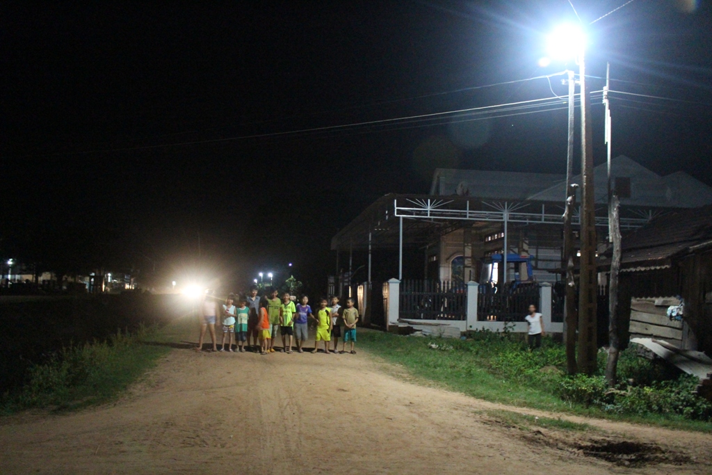 Đồn Biên phòng Cửa khấu Đắk Ruê xây dựng đường điện thắp sáng tại xã Ea Bung (huyện Ea Súp)