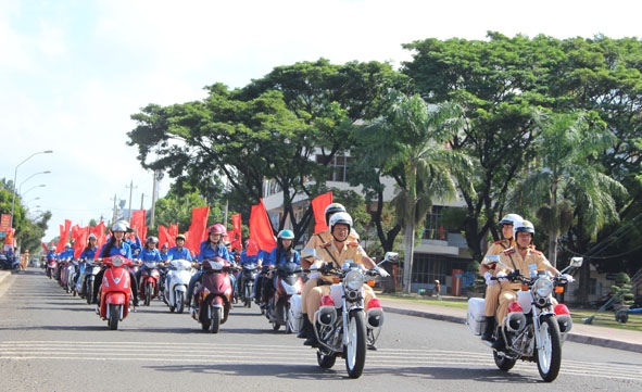 Đoàn viên thanh niên ra quân diễu hành hưởng ứng Tháng thanh niên 2017. 