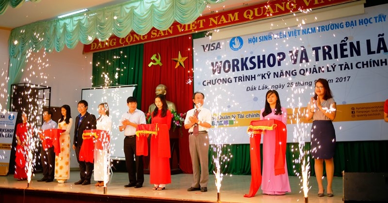 Các đại biểu cắt băng khánh thành triển lãm ảnh