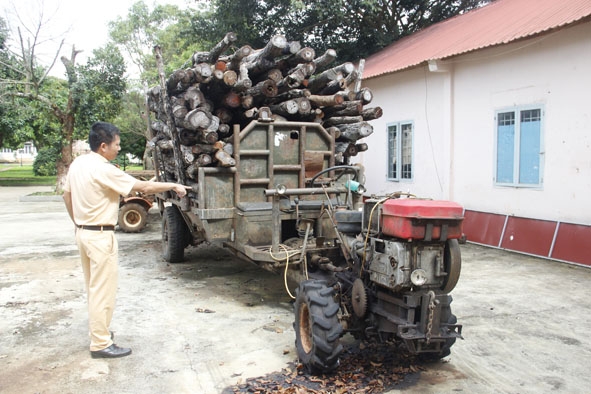 Xe công nông độ chế vận chuyển lâm sản trái phép bị tạm giữ.  