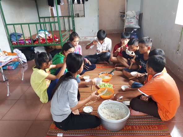   Giờ ăn trưa của các em học sinh tại điểm bán trú Vì yêu thương.