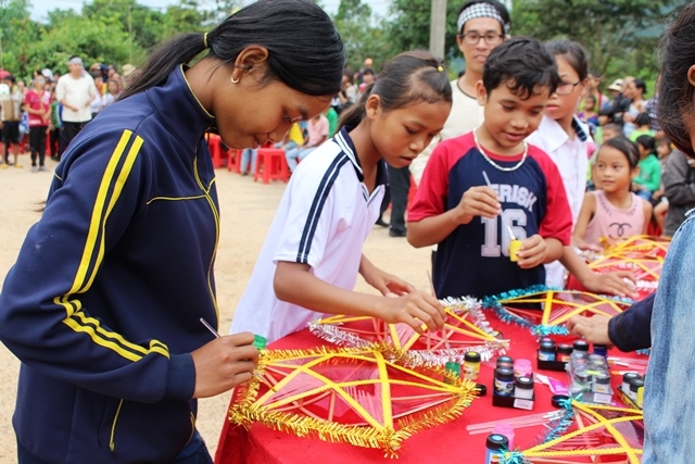 Phần thi trang trí lồng đèn trung thu.