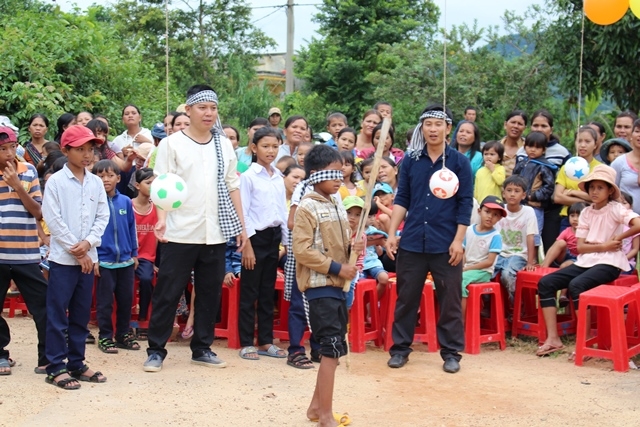 Tham gia trò chơi bịt mắt đập bóng.