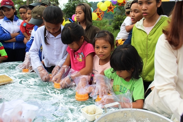 Hào hứng với phần thi làm bánh trung thu.