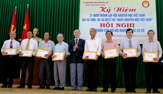 Đồng chí Hà Ngọc Đào, Chủ tịch Hội khuyến học tỉnh trao tặng kỷ niệm chương vì sự nghiệp khuyến học cho các cá nhân.