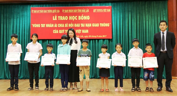 Chủ tịch TVF Đỗ Thu Hoàng và Giám đốc TVF Shinjiro Kajikawa trao học bổng cho các em học sinh.  