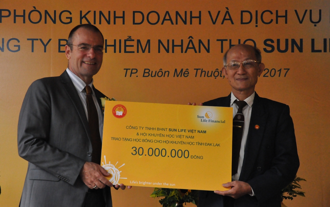 Tổng Giám đốc Sun Life Việt Nam Larry Madge (bên trái)