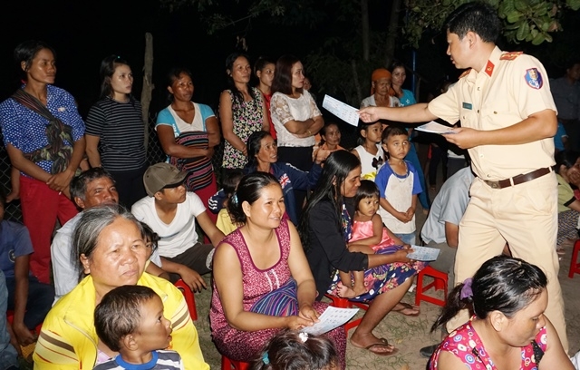 Đội CSGT, Công an huyện Krông Bông phát tờ rơi cho người dân trong đợt phát động quần chúng tại buôn Ja (xã Hòa Sơn)