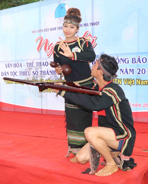 Ngày hội Văn hóa - Thể thao thanh niên 33 buôn đồng bào dân tộc thiểu số do Hội Liên hiệp Thanh niên Việt Nam TP. Buôn Ma Thuột lần đầu tiên tổ chức tại buôn Akô Dhông ở phường Tân Lợi đã thu hút 