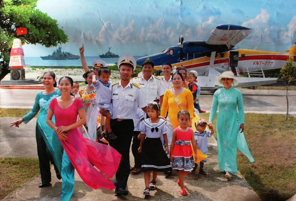 Thiếu nhi, phụ huynh cùng các chiến sĩ đi nhận quà Trung thu.