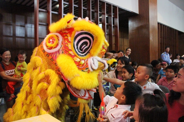 Các em thiếu nhi hào hứng giao lưu cùng đội múa lân.