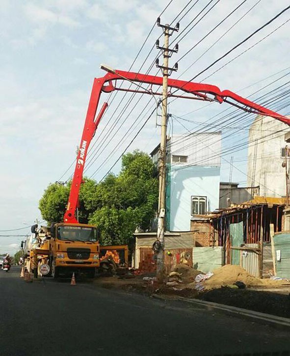 Một xe phun bê  tông tươi vi phạm khoảng cách an toàn về điện trong quá trình hoạt động.