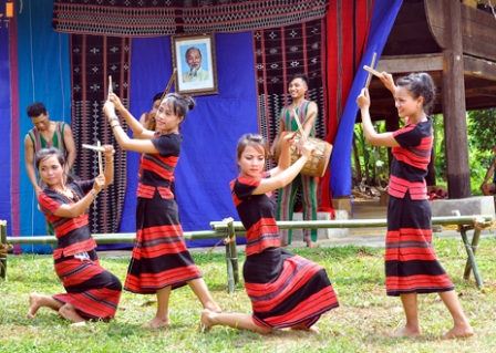 Biểu diễn nghệ thuật phục vụ vùng sâu, vùng xa..