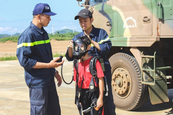 Cảnh sát PCCC hướng dẫn các em thiếu nhi cách đeo mặt nạ chống độc trong chương trình trải nghiệm  