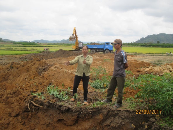 Chị Điển (trái) hướng dẫn người dân cải tạo đất một vụ thành hai vụ.  