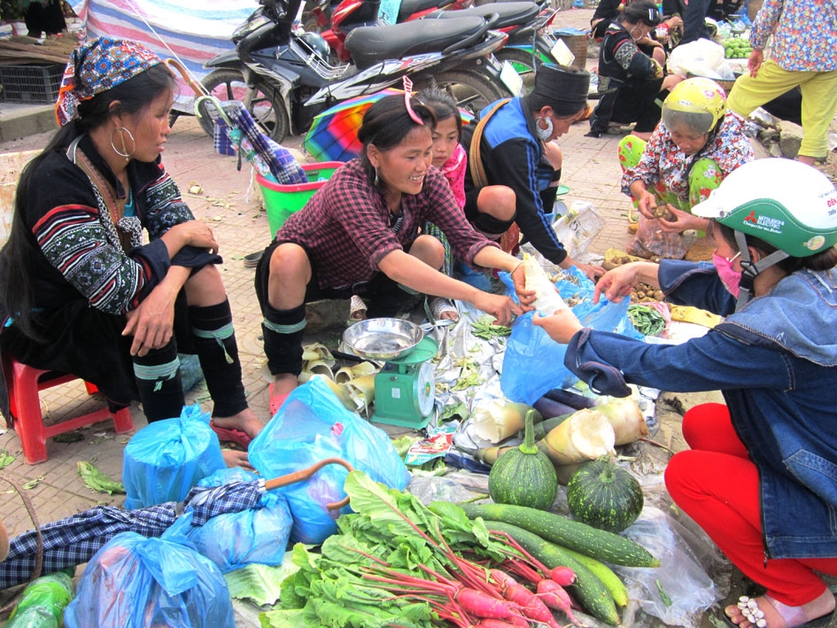 -	Tấp nập phiên chợ Mường Lò.