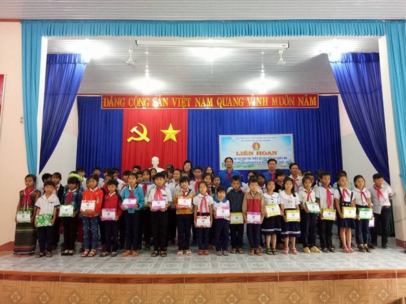 Tuyên dương học sinh người dân tộc thiểu số học giỏi năm học 2016-2017.   