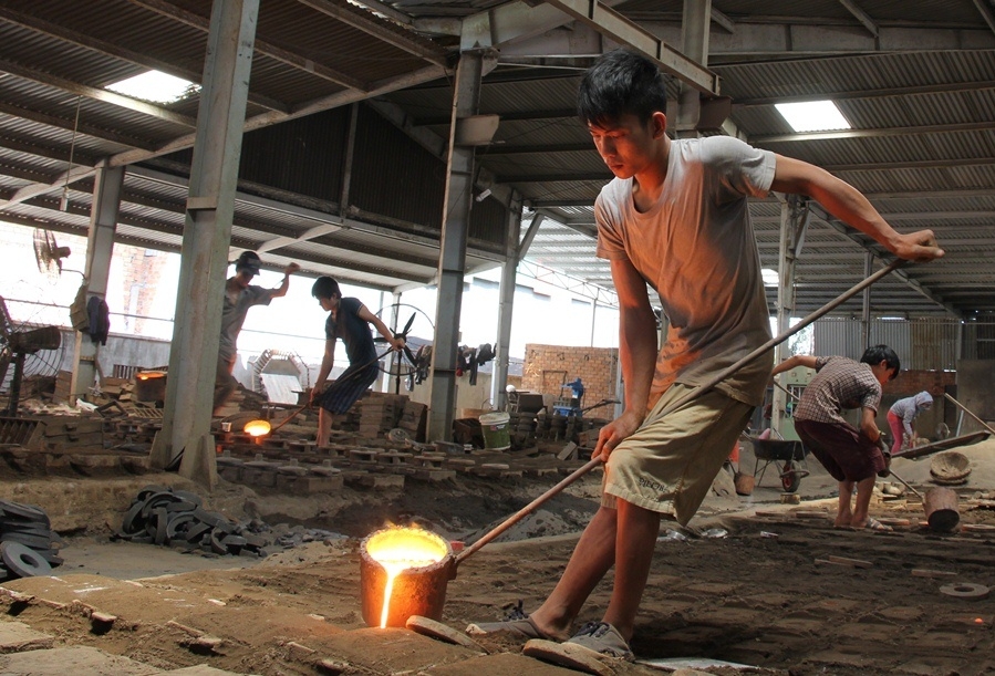 Rót gang nóng chảy vào khuôn