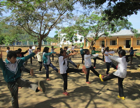 Một tiết thể dục của học sinh Trường Tiểu học Lê Thị Hồng Gấm (xã Đắk Phơi, huyện Lắk).